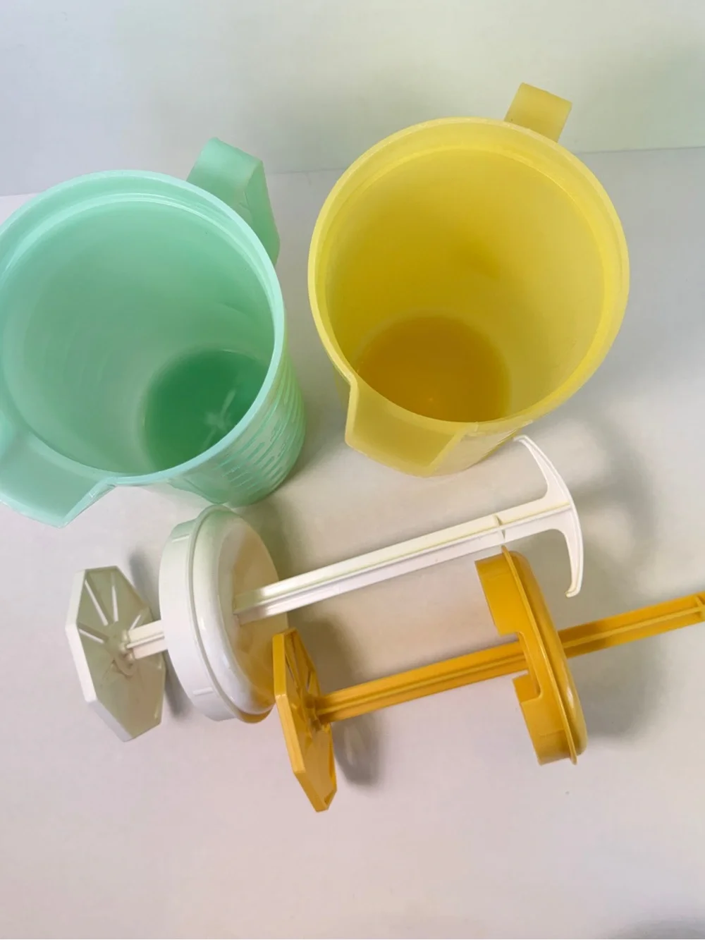 Vtg Federal Housewares 2 Qt Mixing Pitchers Set Plunger Lid Yellow, Mint MCM 70s